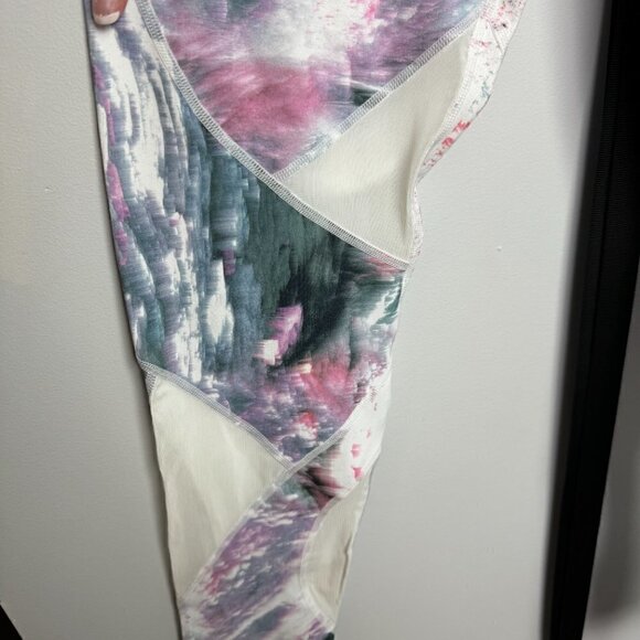 NWOT - Fabletics Marble leggings with mesh inserts - Size L - Picture 4 of 6